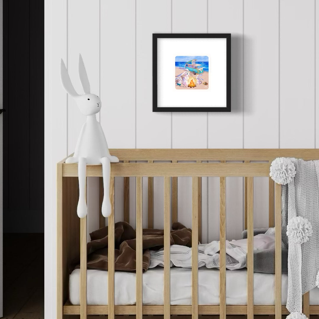 Poster. Évasion en famille : Lapinou et ses proches partagent rires et marshmallows au bord de la mer !